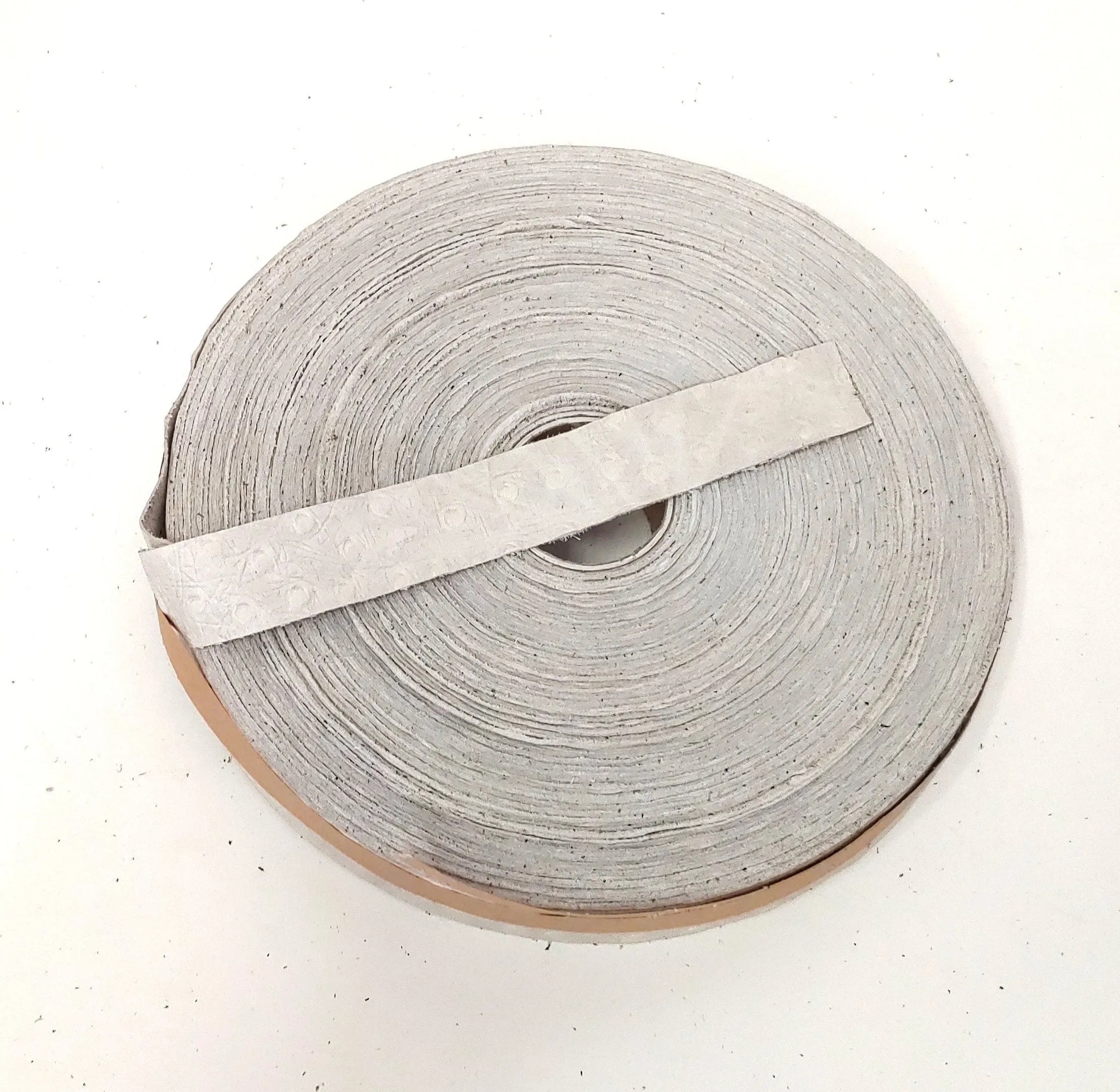 1" Flat, Cowhide Leather Strap in Beige Ostrich Print (5 YDS) 1000NDD ; Off white ivory